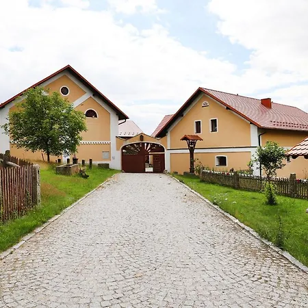 Bed & Breakfast Statek Selsky Dvur Milhostov